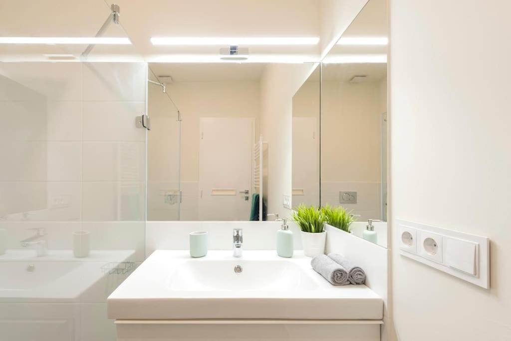 Luxury New-3bdr 3bth Sauna!city Center Apartament