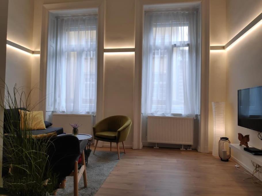 Luxury New-3bdr 3bth Sauna!city Center Apartament
