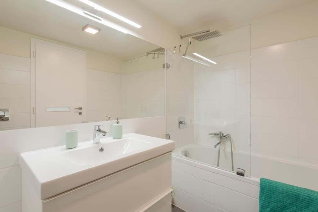 Luxury New-3bdr 3bth Sauna!city Center Apartament *