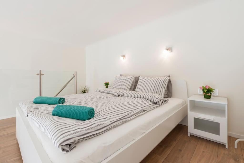 Luxury New-3bdr 3bth Sauna!city Center Apartament